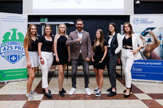 Reprezentantki PRz z treneram mgr. P. Biskupem,