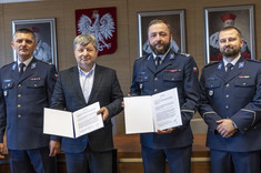 Od lewej: naczelnik Zarządu w Rzeszowie CBZC insp. Piotr Szymański, rektor Politechniki Rzeszowskiej prof. P. Koszelnik, zastępca komendanta Centralnego Biura Zwalczania Cyberprzestępczości insp. Michał Pudło, naczelnik Wydziału Informatyki Śledczej