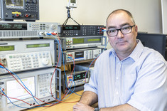 Dr inż. J. Wojturski na stanowisku do wzorcowania multimetrów, zasilaczy, kalibratorów i kart pomiarowych