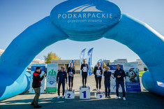 Zwycięzcy z przedstawicielami władz uczelni,