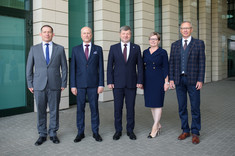 Rektor z prorektorami. Od lewej: prof. PRz B. Miller, prof. J. Sęp, prof. P. Koszelnik, prof. PRz I. Włoch, prof. PRz L. Gniewek,