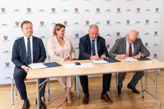 Od lewej: K. Ożóg, A. Huk, P. Pilch, prof. J. Sęp,