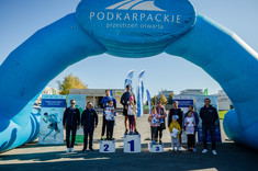 Zwycięzcy z przedstawicielami władz uczelni,