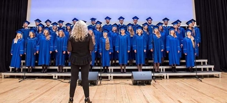 Chór Akademickiego Politechniki Rzeszowskiej wraz z dyrygentem Lidią Chalińską.